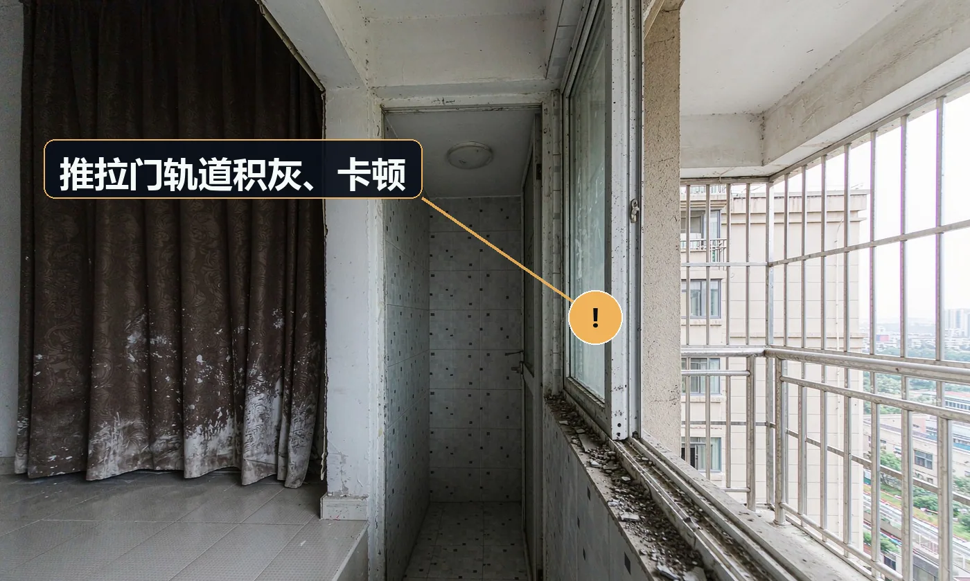 现象:用过一段时间后推拉不顺畅,轨道里全是灰。原因:选用深槽地轨;无防尘设计