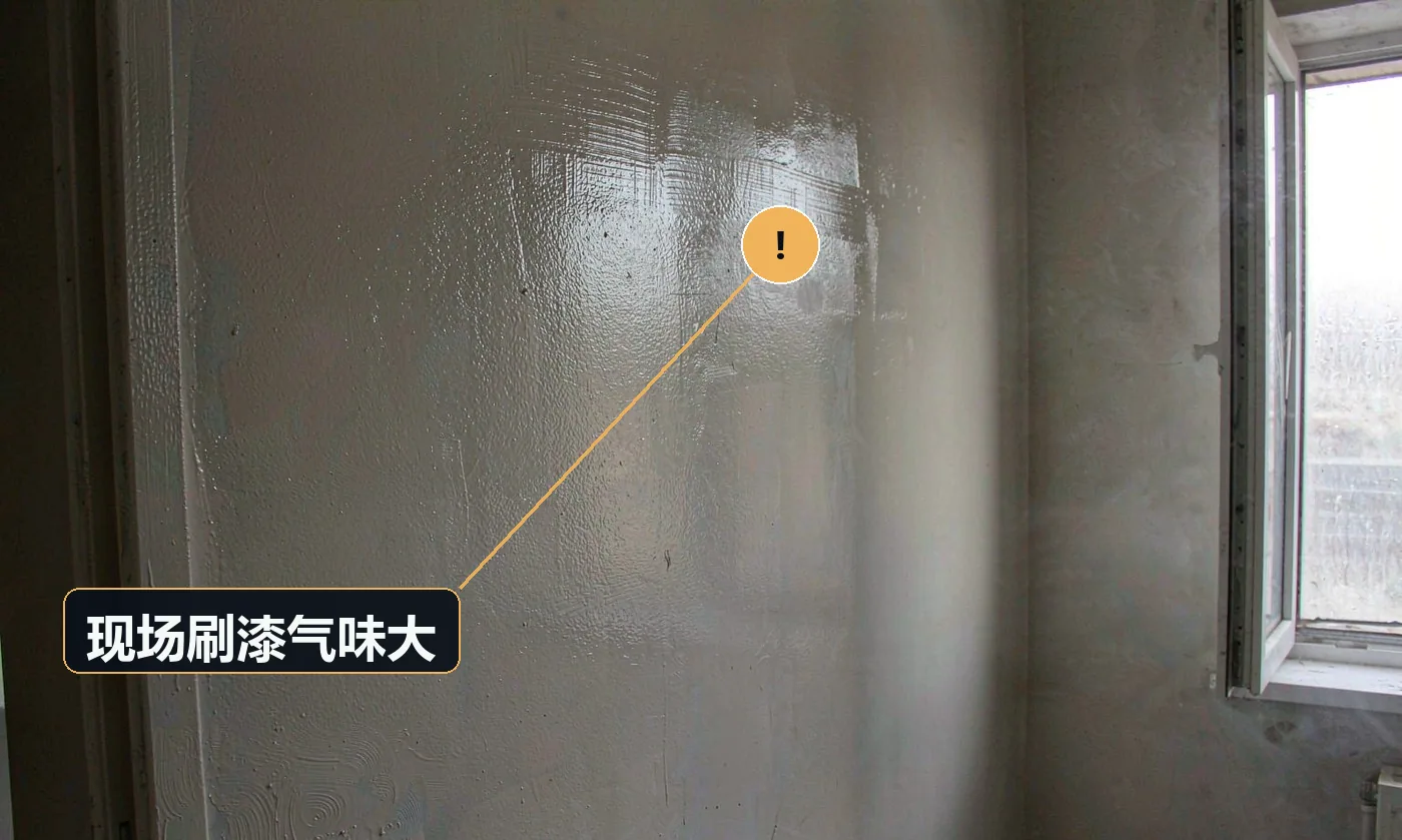 现象:门装完后房间气味刺鼻,久久不散。原因:现场使用溶剂型油漆;通风不足