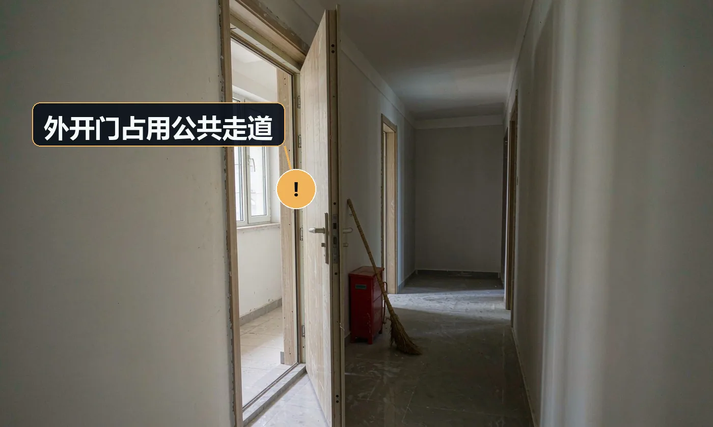 现象:门打开后挡住楼道,邻居投诉或物业要求整改。原因:未核对物业规定与消防疏散要求