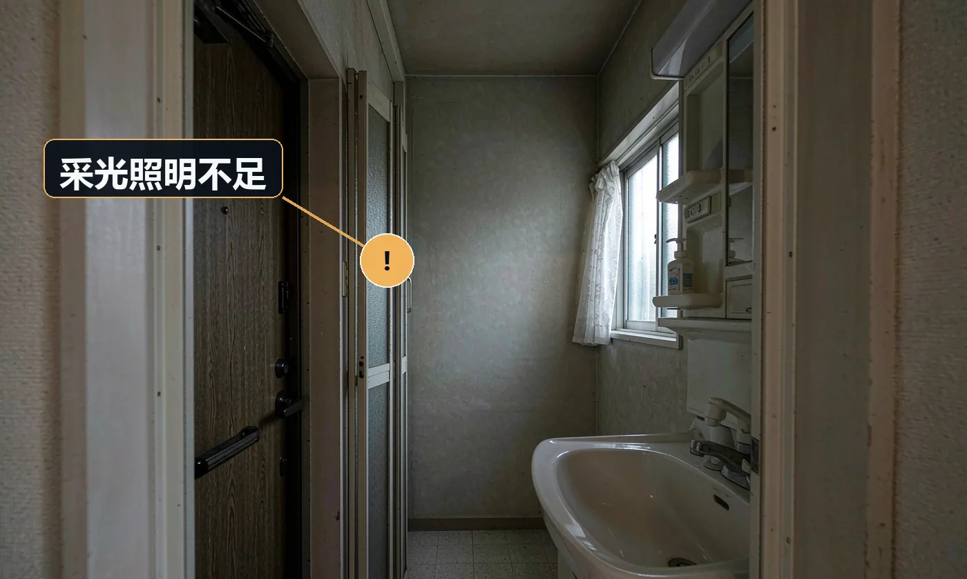 卫生间只有一个顶灯灯位、没有镜前灯,整体光线昏暗,镜子和台盆区域发暗看不清,墙面发灰。