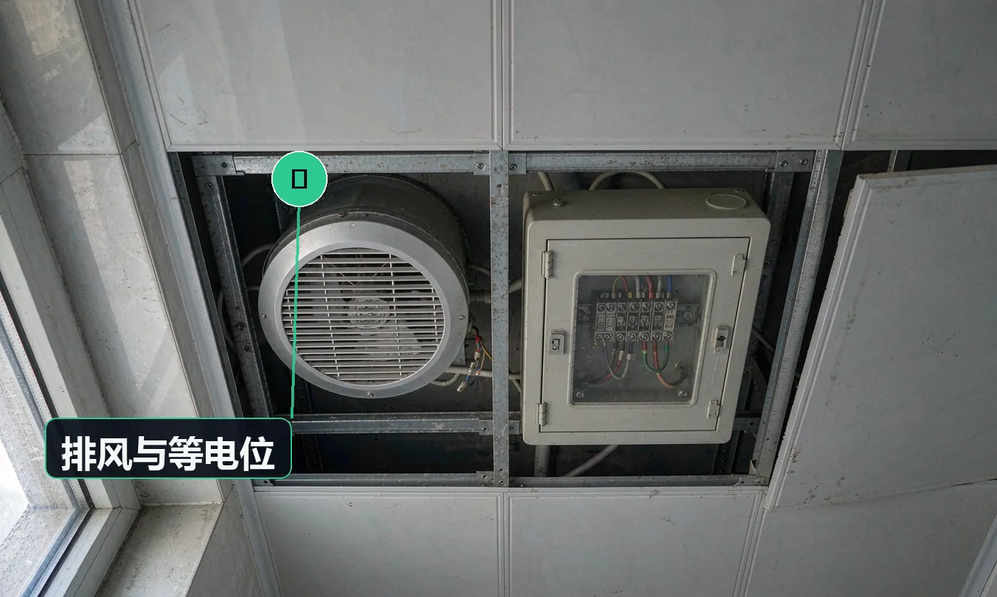 卫生间顶部吊顶内:一台排风换气扇与等电位端子箱并排安装,可见电线与接线端子,铝扣板吊顶半开。
